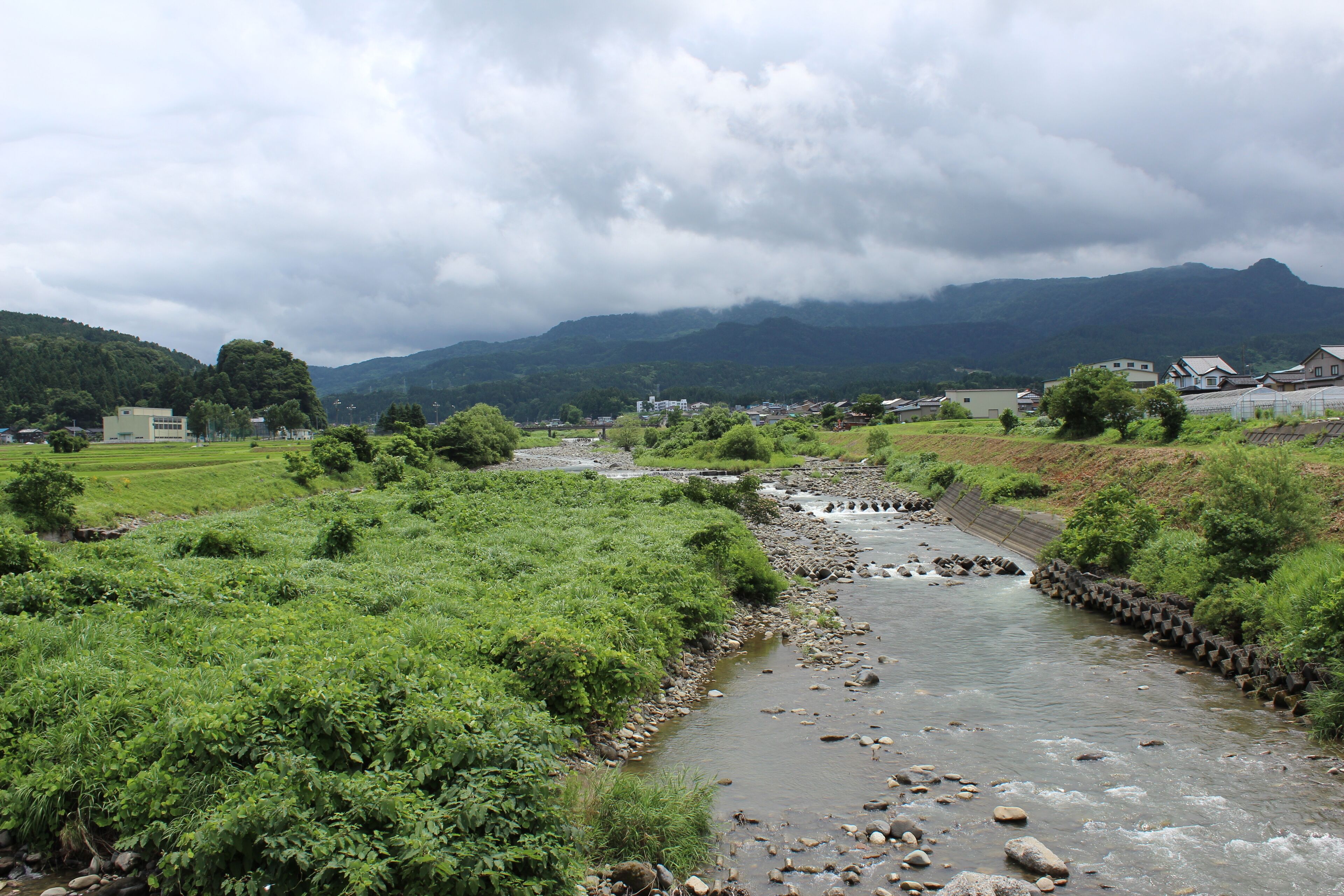 早川。新潟県糸魚  川市大字堀切。東海大橋（ひがしうみおおはし）より上流方向撮影。