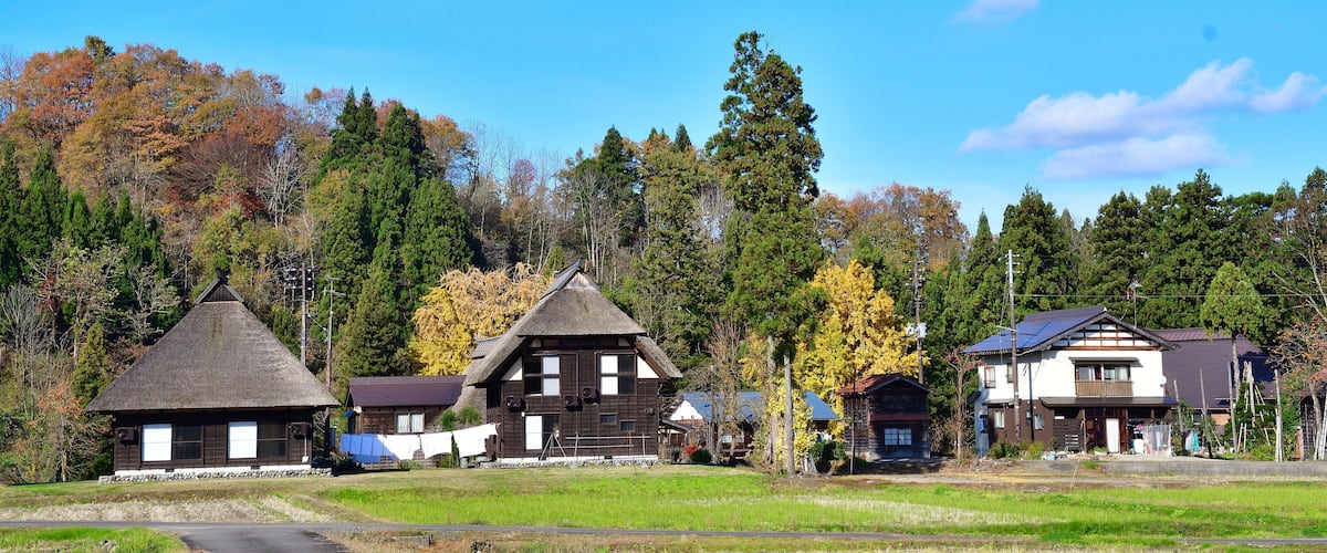 茅葺き民家が佇む荻ノ島かやぶき環状集落(新潟県柏崎市高柳)