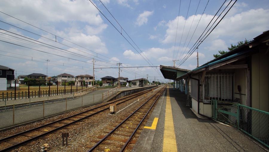 The platforms at Nagata Station on the Chichibu Main Line in Saitama Prefecture, Japan, looking east with platform 2 (Kumagaya-bound) on the left