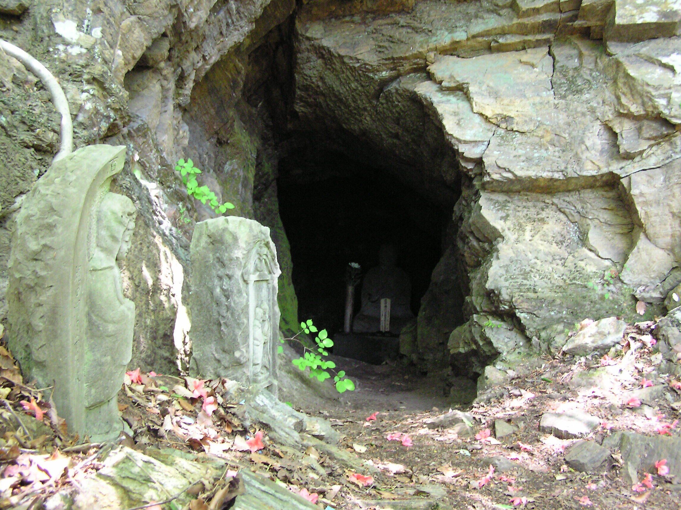 岩谷洞奥の院