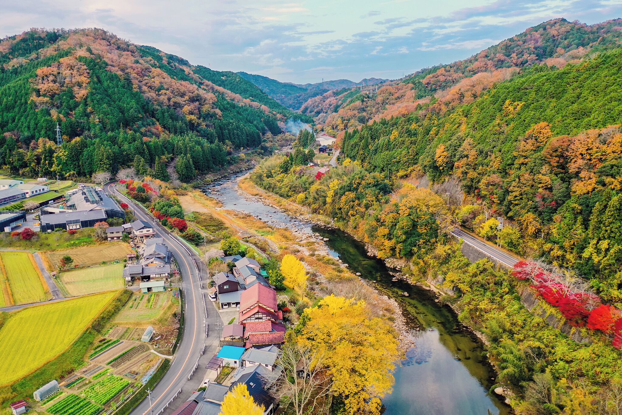 The Yahagi River is a river that flows from Nagano Prefecture's Mount Ōkawairi, through Gifu Prefecture, and enters Mikawa Bay from Aichi Prefecture in Japan. It is one of Japan's first-class rivers. The picture is taken at Sasadocho in autumn.