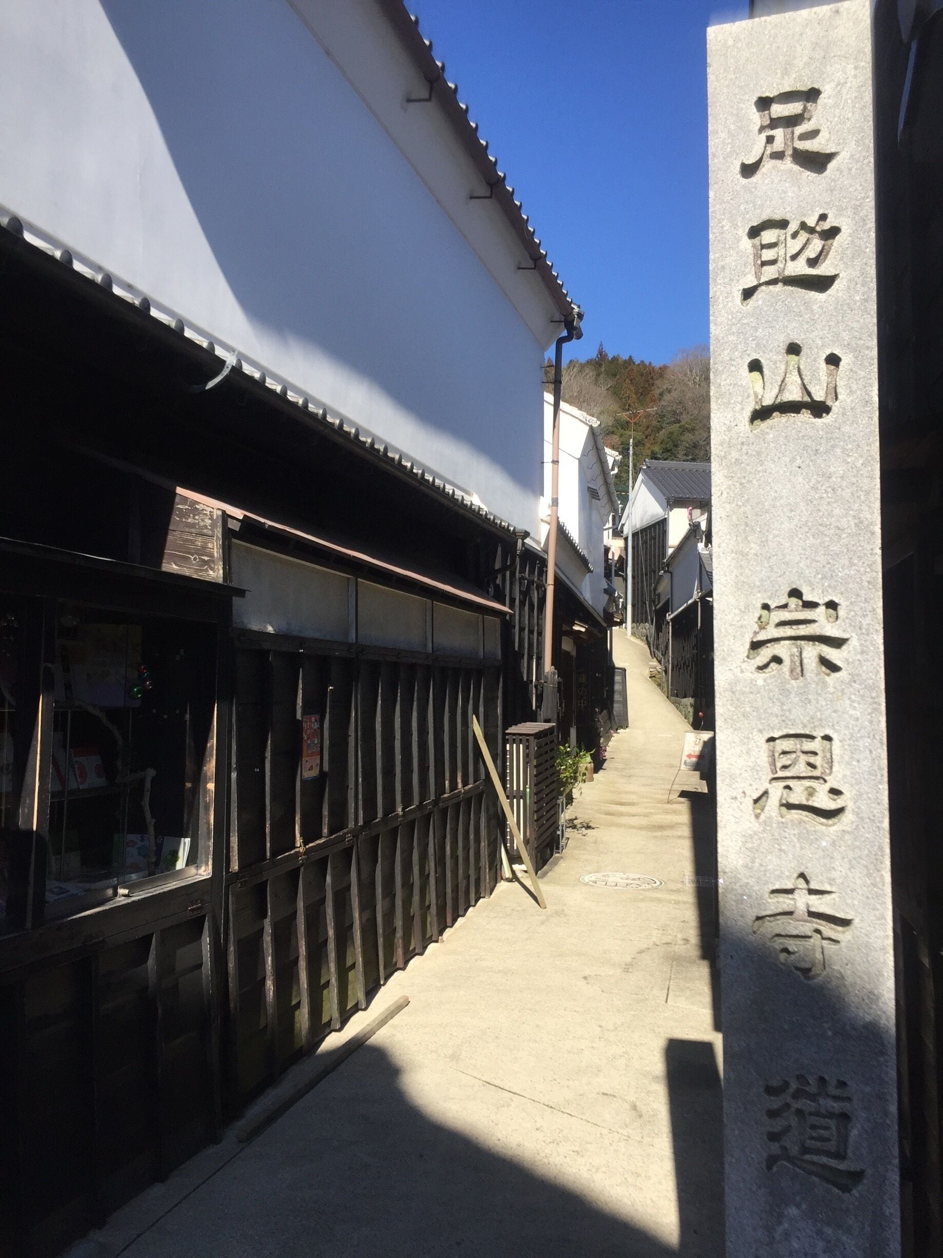 お寺に向かう道