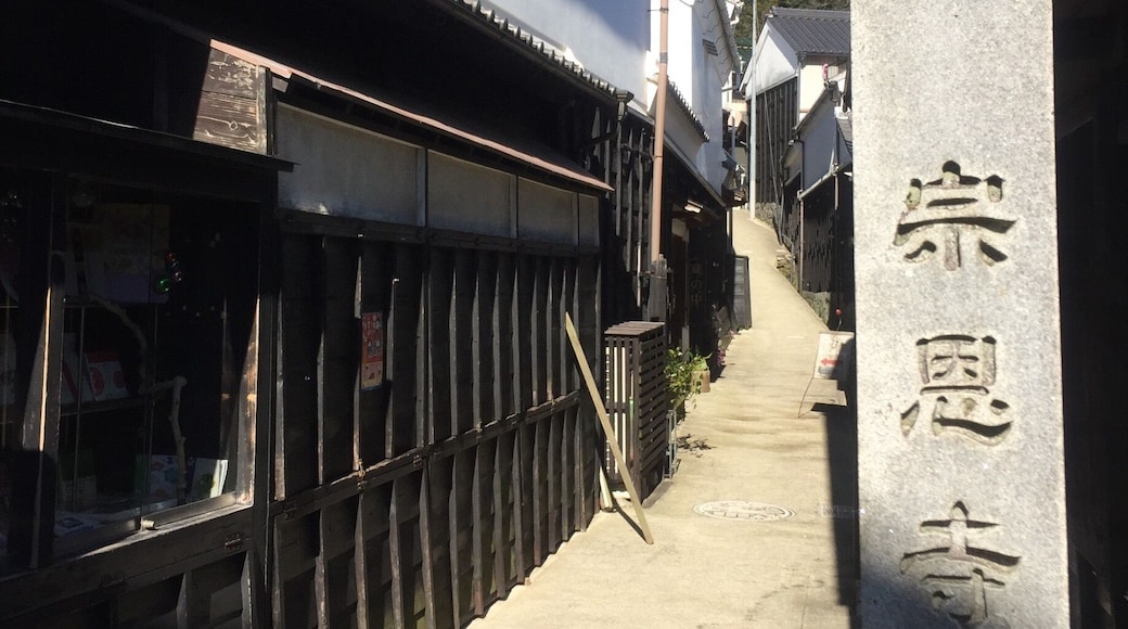 お寺に向かう道