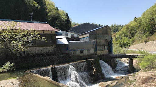 工場の下から川が