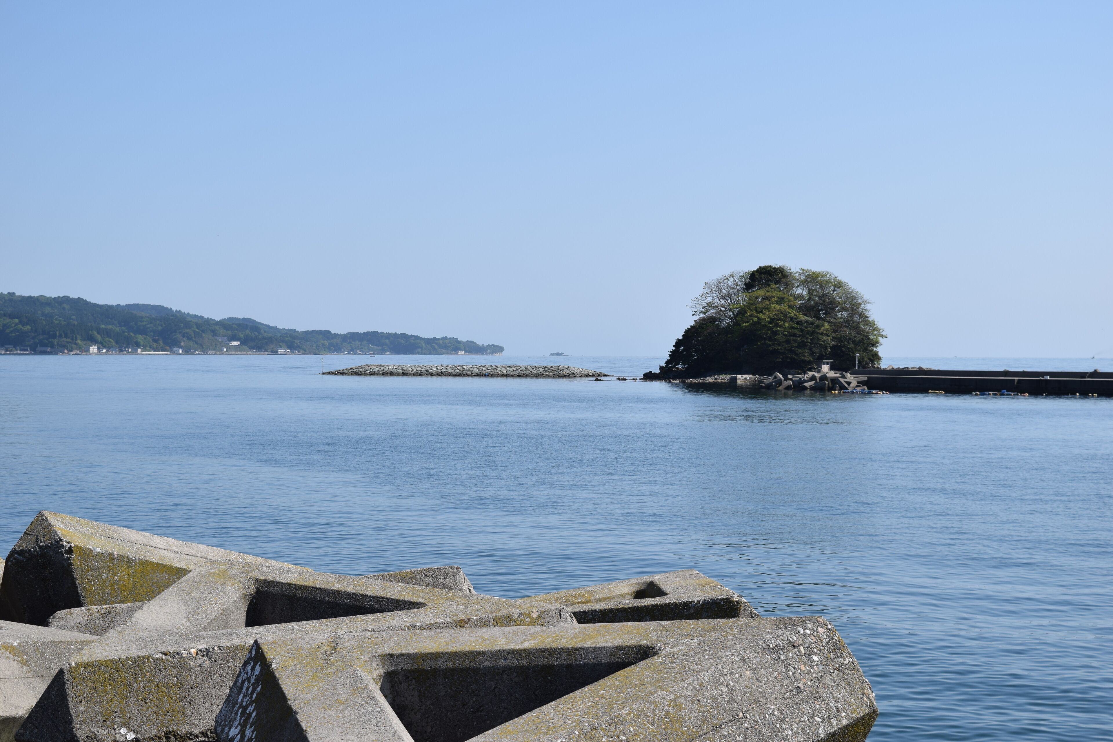 氷見港沖にある唐島