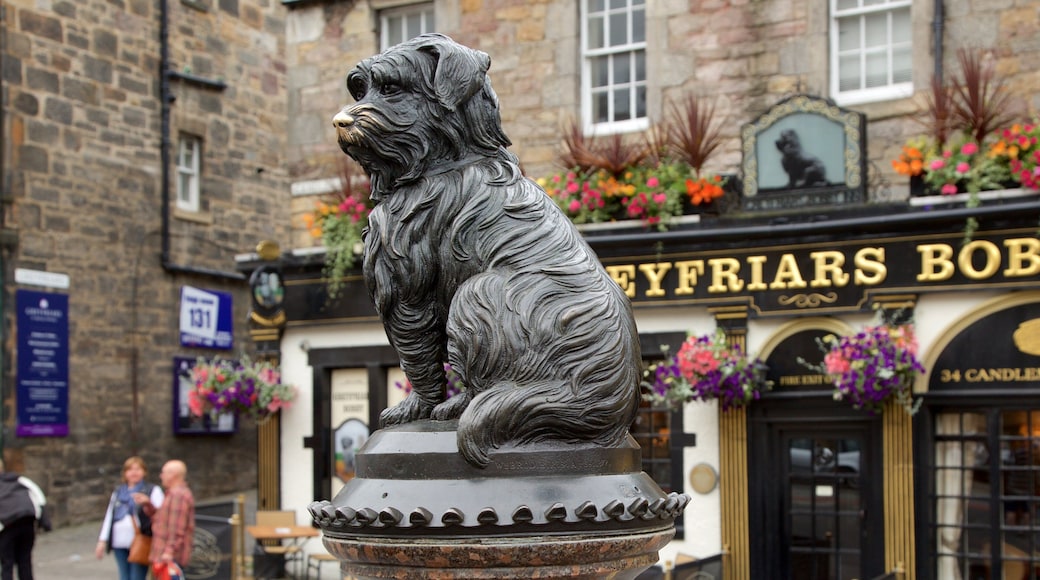 Greyfriar\'s Bobby which includes outdoor art and street scenes