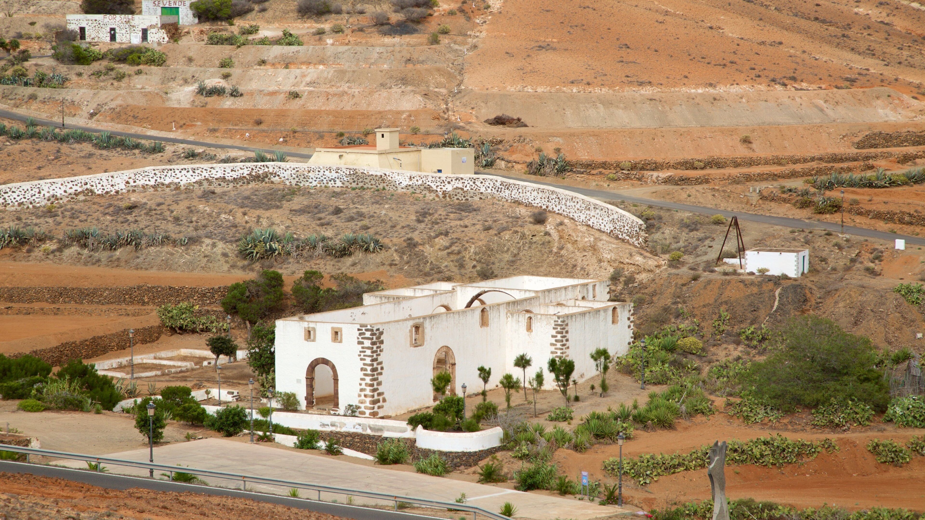Betancuria som viser ørkenutsikt og liten by eller landsby