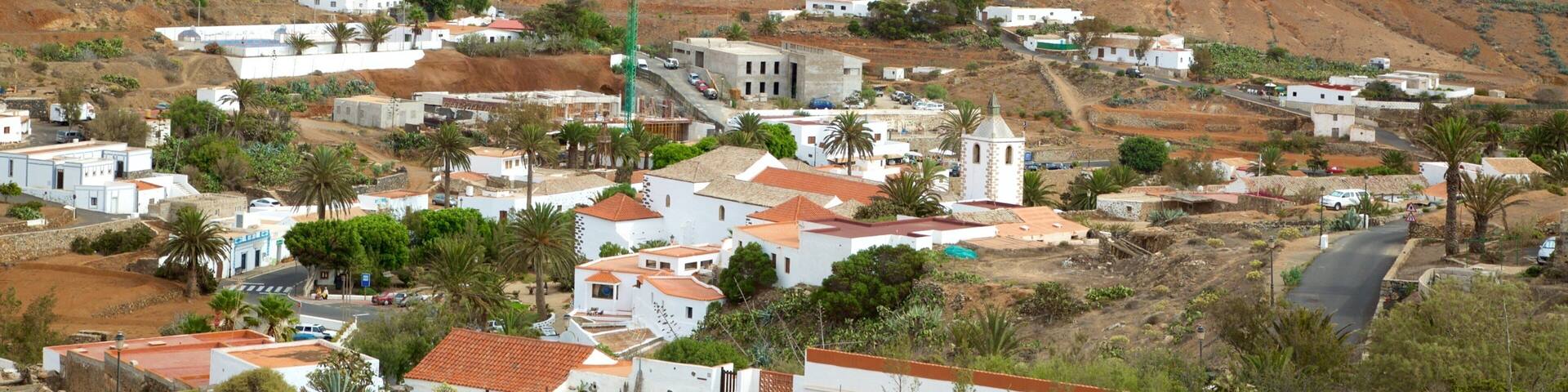 Betancuria das einen WĂŒstenblick und Kleinstadt oder Dorf
