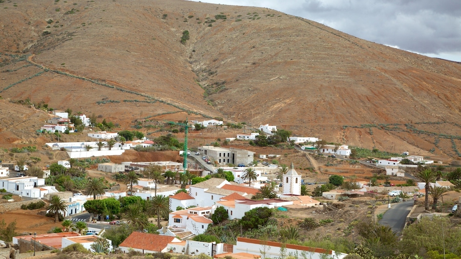 Betancuria which includes a small town or village and desert views