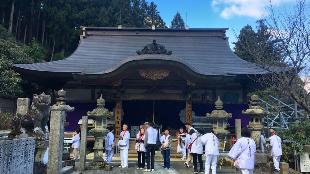 This temple is located in the middle of Mount Ishizuchi. Snow melts, pilgrims will have a large number pray.