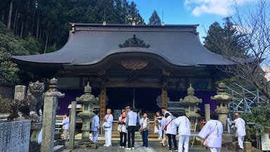 This temple is located in the middle of Mount Ishizuchi. Snow melts, pilgrims will have a large number pray.