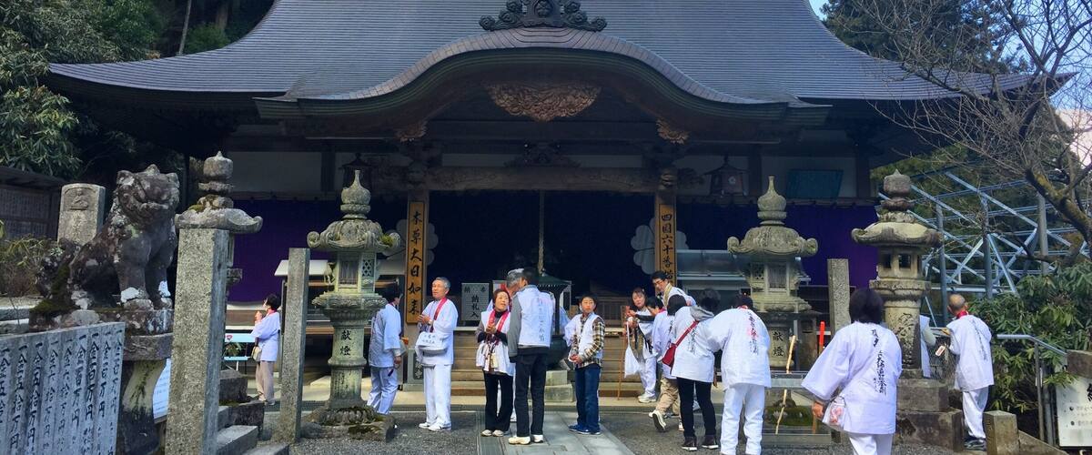 This temple is located in the middle of Mount Ishizuchi. Snow melts, pilgrims will have a large number pray.