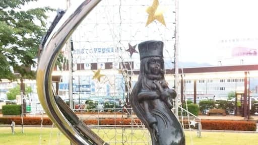 駅を背中にして通りの左手がヤマト、右手が999のモニュメントが立ち並ぶ。