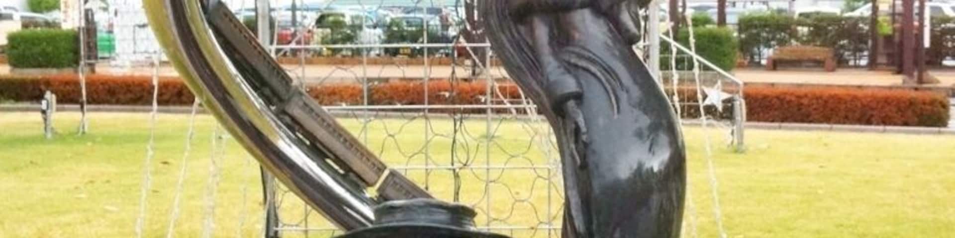 駅を背中にして通りの左手がヤマト、右手が999のモニュメントが立ち並ぶ。