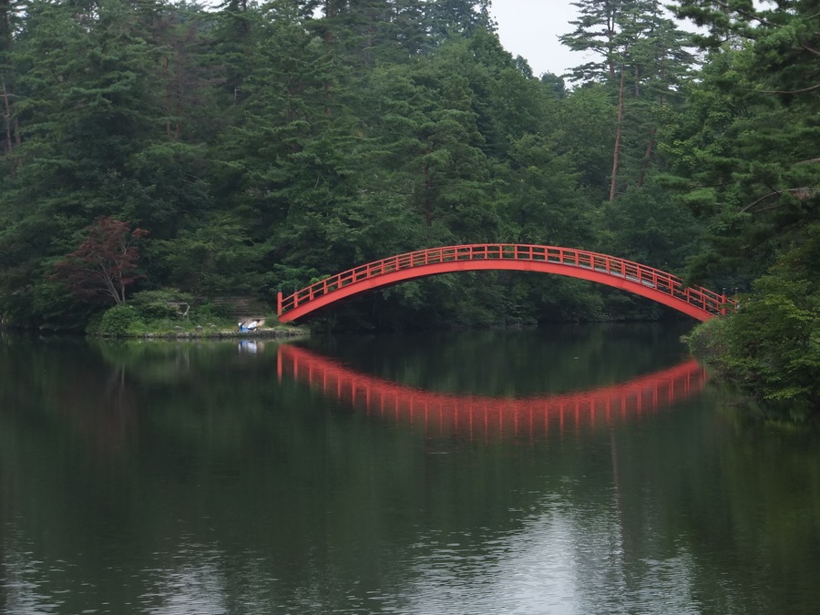 横手公園内の牛沼と蓬莱橋