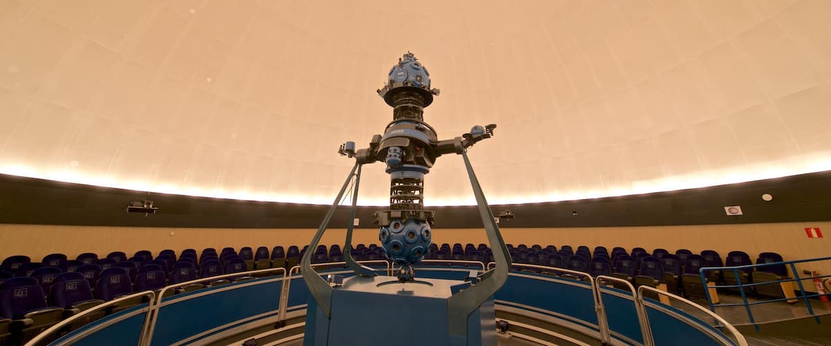 Planetário de Pamplona que inclui um observatório e vistas internas