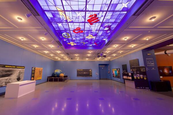 Planetarium Pamplona welches beinhaltet Innenansichten