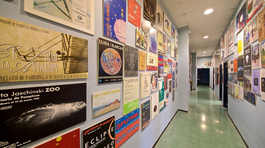 Planetårio de Pamplona que inclui sinalização e vistas internas