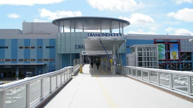 開業当初のダイヤモンドシティ・エアリ(現イオンモール名取、宮城県名取市)入口の様子(2007年3月20日)。仙台空港アクセス鉄道の杜せきのした駅とペデストリアンデッキで接続されている。ダイヤモンドシティ・エアリは、運営会社のダイヤモンドシティがイオンモール株式会社に吸収合併された(2007年)ことで開業初年度の内にイオンモール名取エアリへと改称。2011年には「エアリ」も外され、現在のイオンモール名取となった。