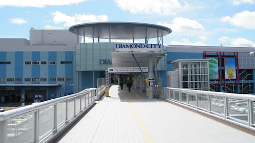 開業当初のダイヤモンドシティ・エアリ(現イオンモール名取、宮城県名取市)入口の様子(2007年3月20日)。仙台空港アクセス鉄道の杜せきのした駅とペデストリアンデッキで接続されている。ダイヤモンドシティ・エアリは、運営会社のダイヤモンドシティがイオンモール株式会社に吸収合併された(2007年)ことで開業初年度の内にイオンモール名取エアリへと改称。2011年には「エアリ」も外され、現在のイオンモール名取となった。