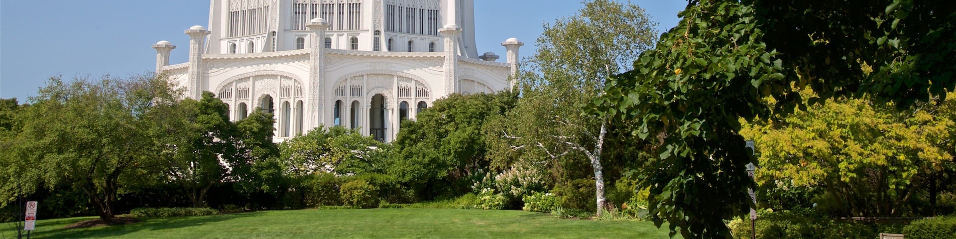 Casa de adoración Baha\'i ofreciendo un parque y patrimonio de arquitectura