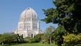 Casa de adoración Baha\'i ofreciendo un parque y patrimonio de arquitectura