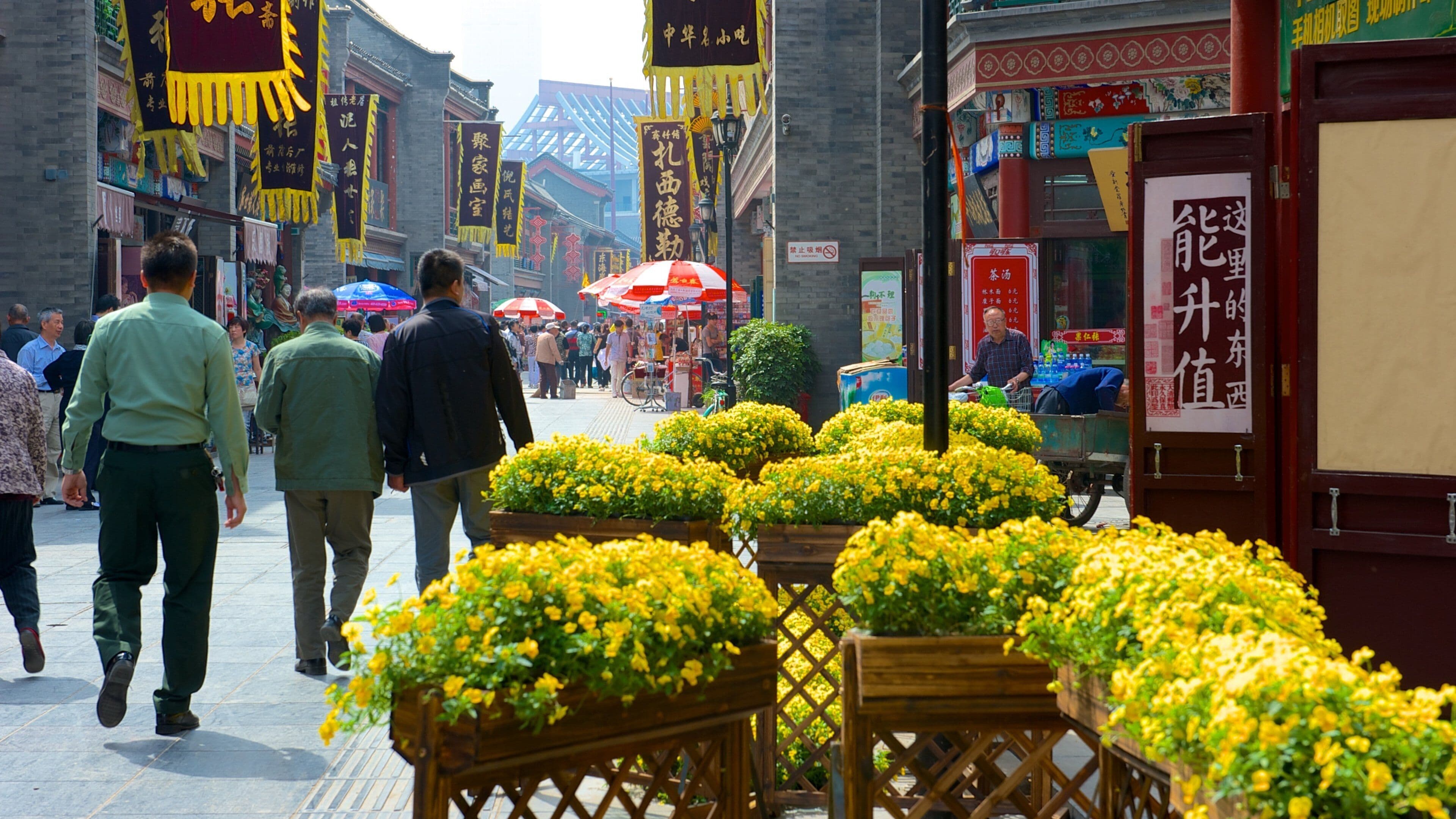 Gammal kulturgata som visar gatuliv, en stad och marknader