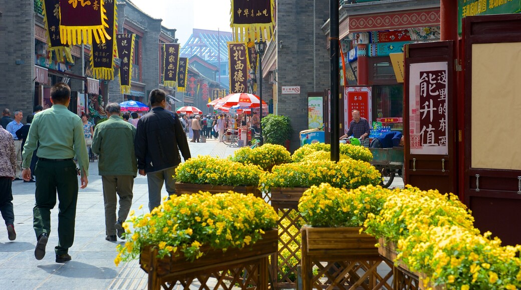 Gammal kulturgata som visar gatuliv, en stad och marknader