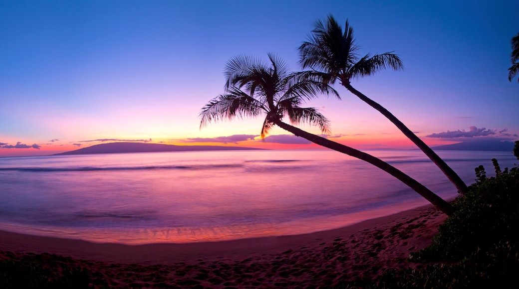 Sunset at Kaanapali Beach in Maui, Hawaii.
