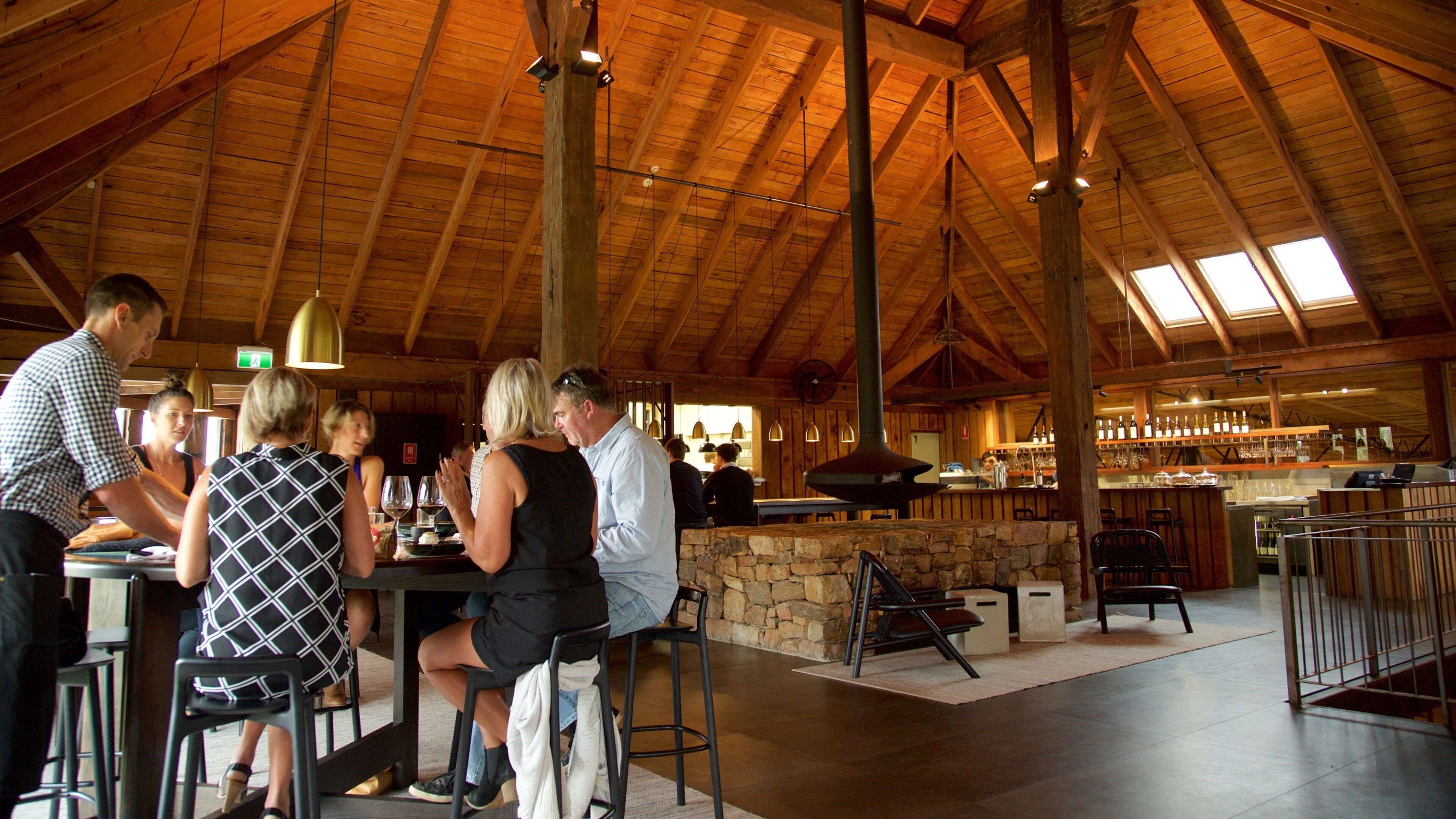 Bodega Vasse Felix mostrando vistas de interior y también un grupo pequeño de personas