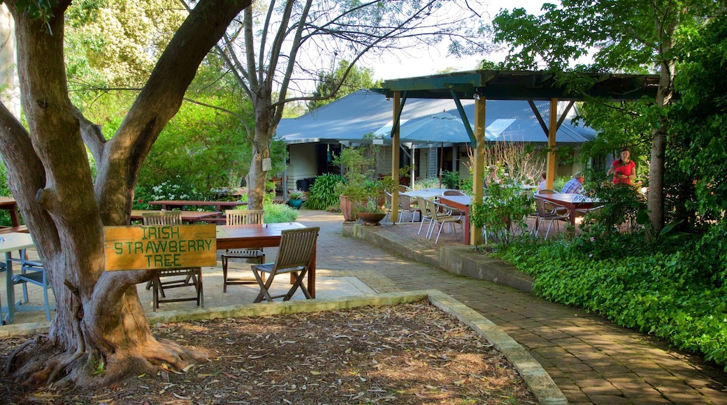 The Berry Farm montrant signalisation et jardin