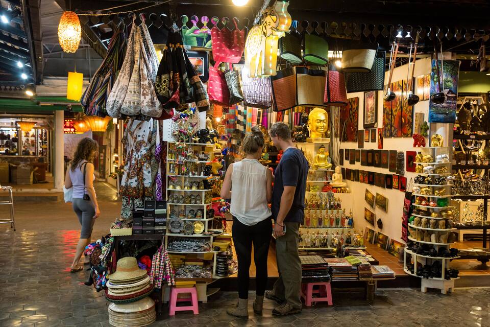 Un mercat amb diferents parades que venen bosses, gorres i altres accessoris.