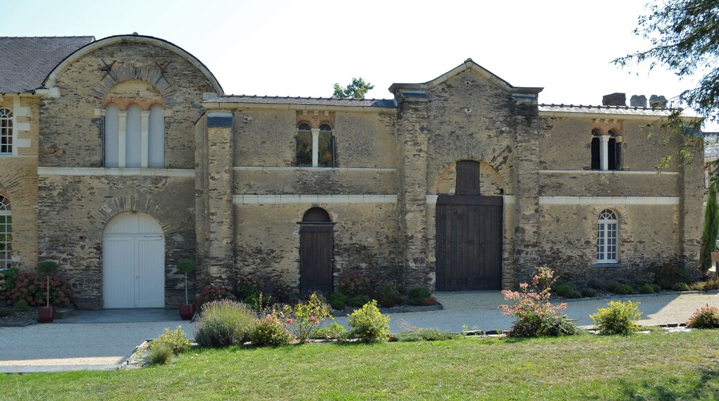 This building is en partie classé, en partie inscrit au titre des Monuments Historiques. It is indexed in the Base Mérimée, a database of architectural heritage maintained by the French Ministry of Culture, under the reference PA00108561 .