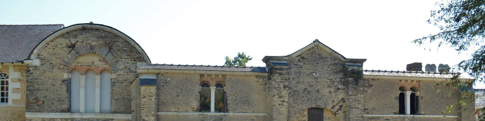 This building is en partie classé, en partie inscrit au titre des Monuments Historiques. It is indexed in the Base Mérimée, a database of architectural heritage maintained by the French Ministry of Culture, under the reference PA00108561 .