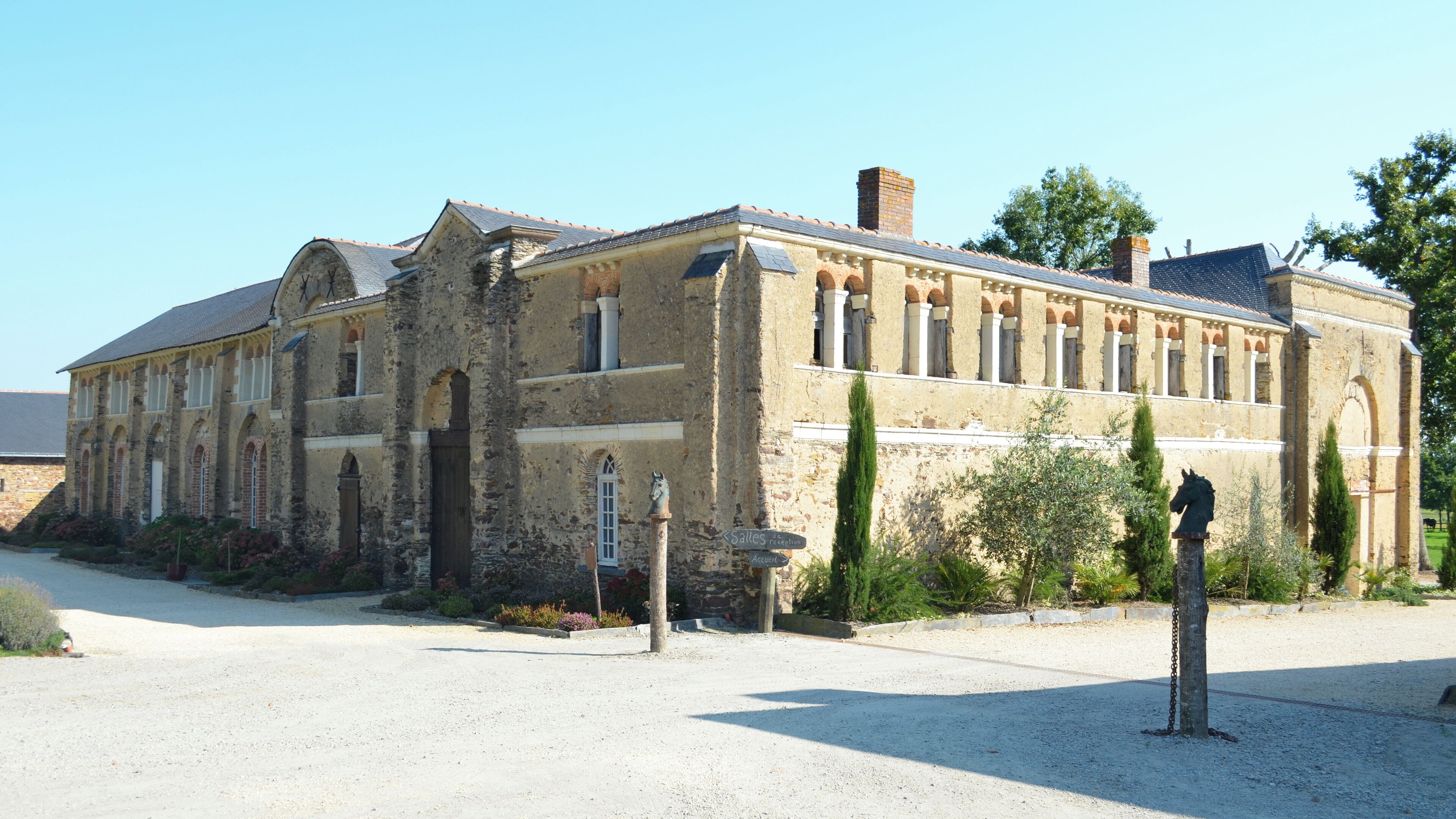 This building is en partie classé, en partie inscrit au titre des Monuments Historiques. It is indexed in the Base Mérimée, a database of architectural heritage maintained by the French Ministry of Culture, under the reference PA00108561 .