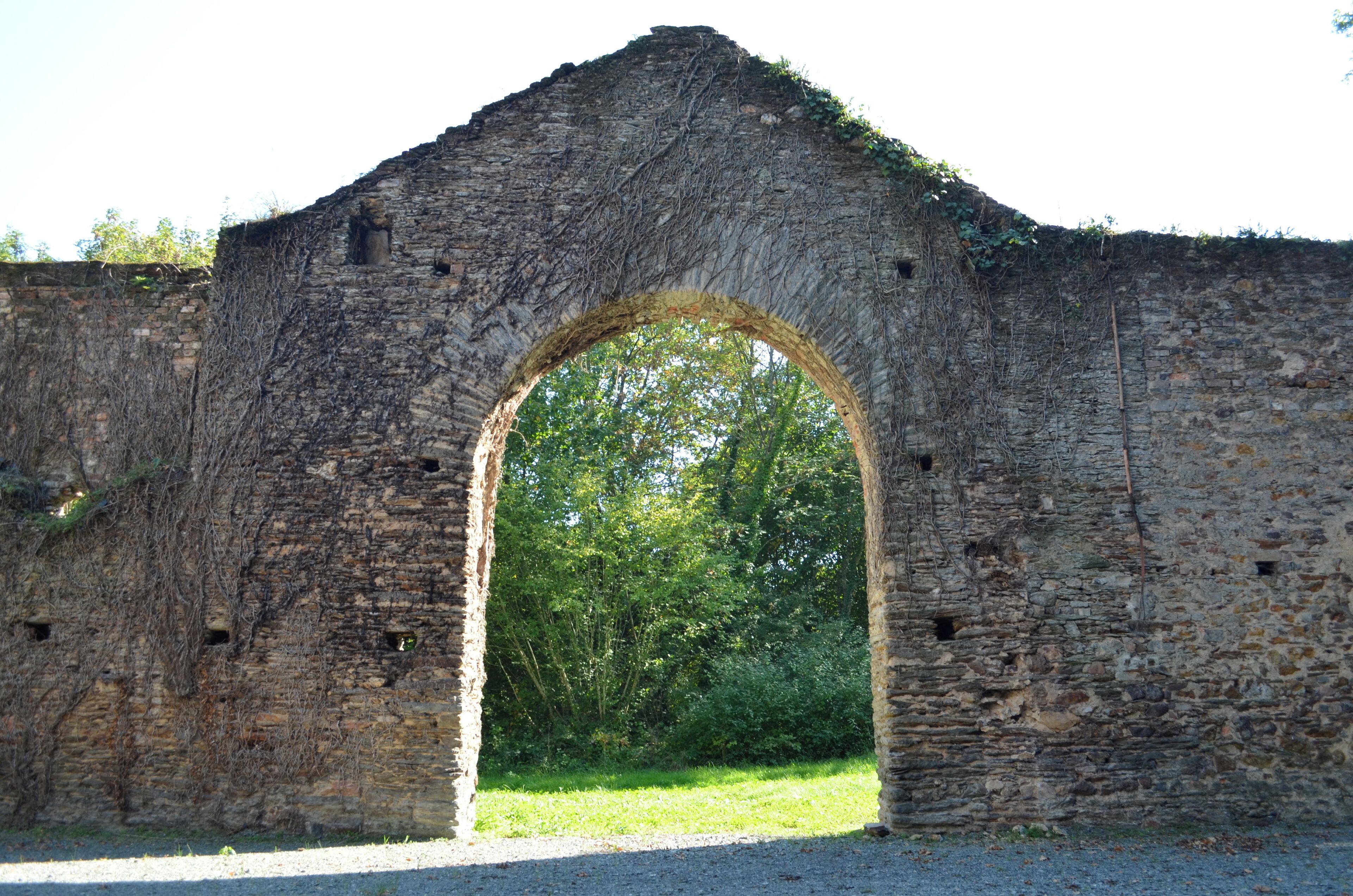 This building is en partie classé, en partie inscrit au titre des Monuments Historiques. It is indexed in the Base Mérimée, a database of architectural heritage maintained by the French Ministry of Culture, under the reference PA00108561 .