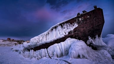 Frozen Ship II 奥利洪岛Olkhon Island - Russia 🇷🇺
Olkhon is the fourth-largest lake-bound island in the world. It is by far the largest island in Lake Baikal in eastern Siberia, with an area of 730 km². Structurally, it acts as the southwestern margin of Academician Ridge.