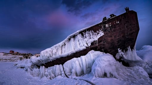 Frozen Ship II 奥利洪岛Olkhon Island - Russia 🇷🇺
Olkhon is the fourth-largest lake-bound island in the world. It is by far the largest island in Lake Baikal in eastern Siberia, with an area of 730 km². Structurally, it acts as the southwestern margin of Academician Ridge.