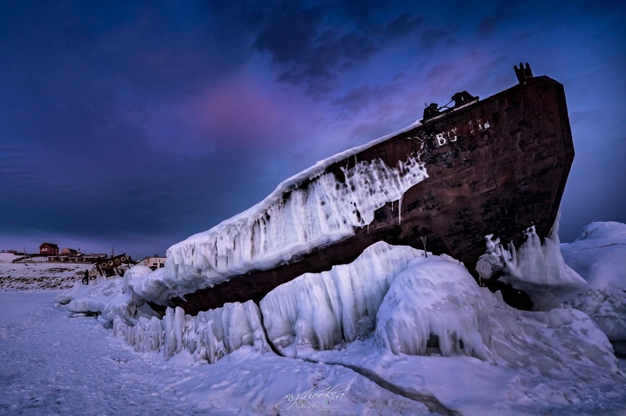 Frozen Ship II 奥利洪岛Olkhon Island - Russia 🇷🇺
Olkhon is the fourth-largest lake-bound island in the world. It is by far the largest island in Lake Baikal in eastern Siberia, with an area of 730 km². Structurally, it acts as the southwestern margin of Academician Ridge.