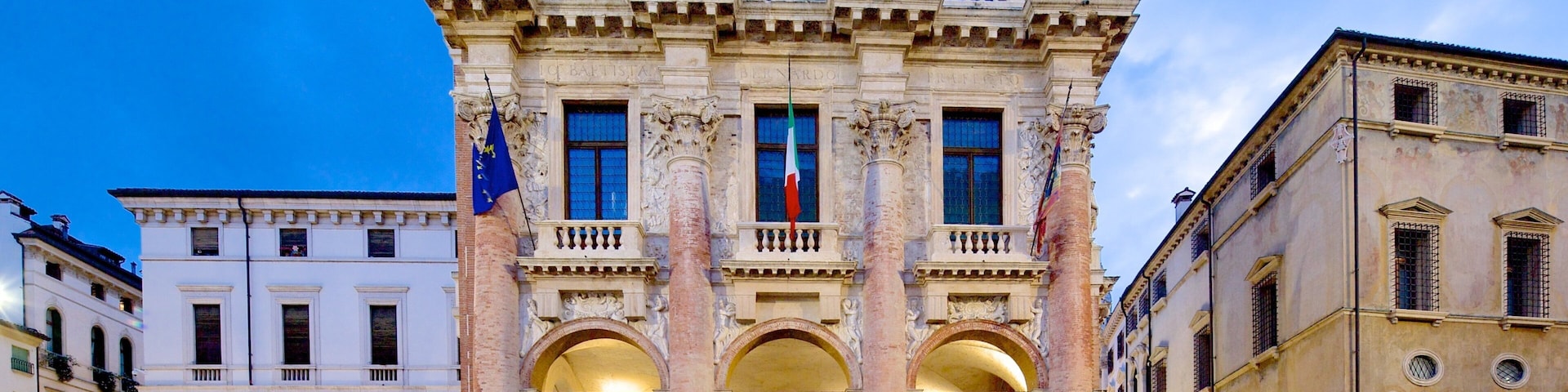 Piazza dei Signori welches beinhaltet historische Architektur, bei Nacht und Geschichtliches