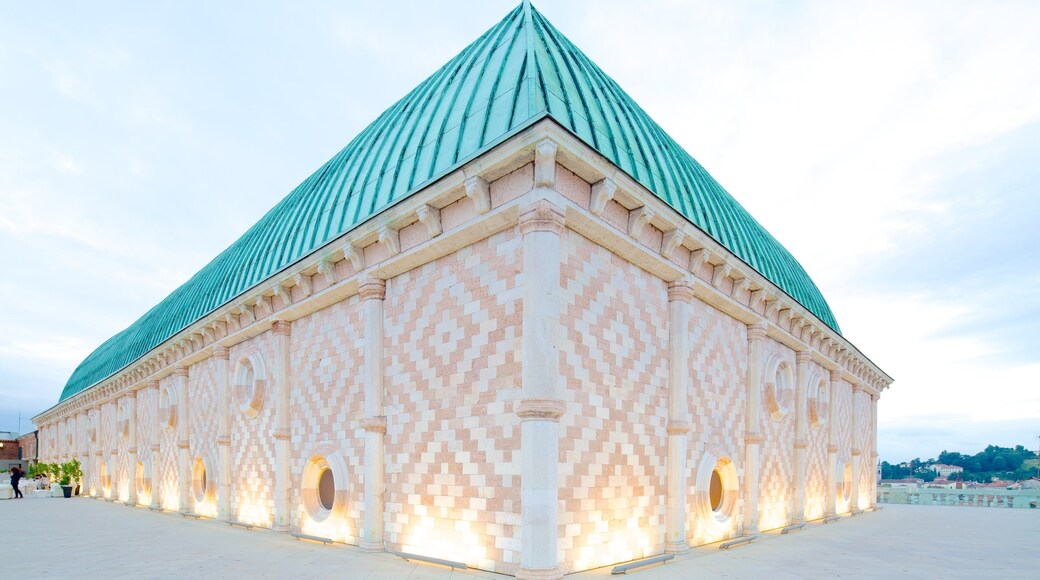 Place des Seigneurs montrant patrimoine architectural