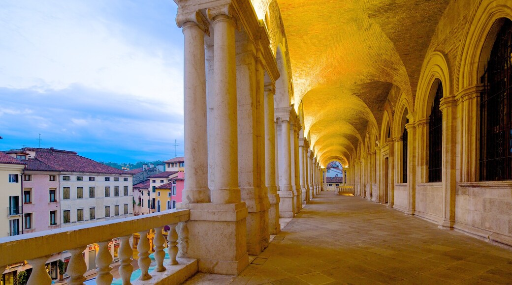 Place des Seigneurs montrant patrimoine architectural, scĂšnes de nuit et patrimoine historique
