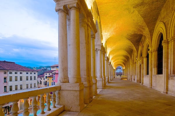 Piazza dei Signori que incluye escenas nocturnas, patrimonio de arquitectura y elementos del patrimonio