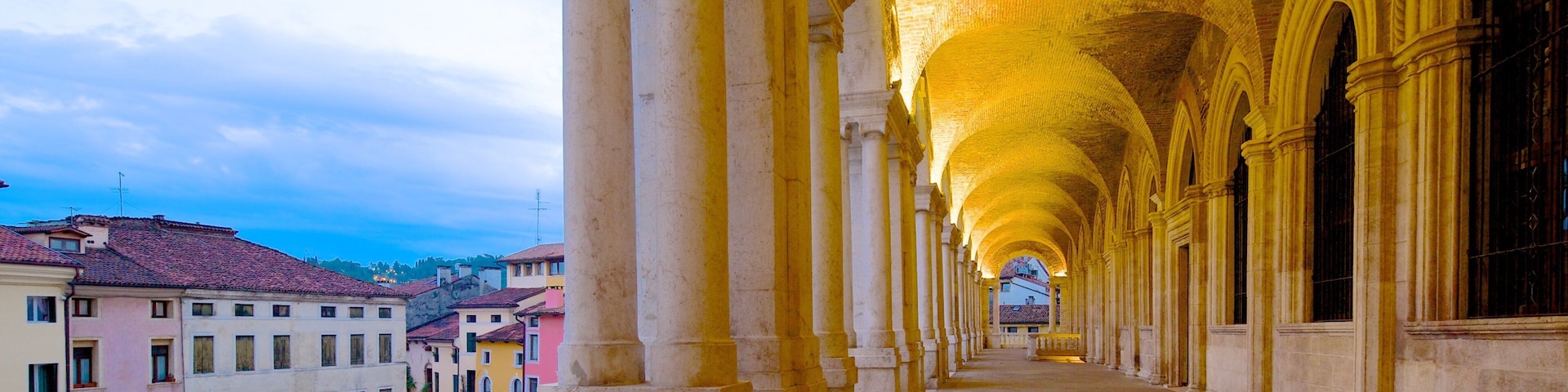Piazza dei Signori mostrando cenas noturnas, arquitetura de patrimônio e elementos de patrimônio