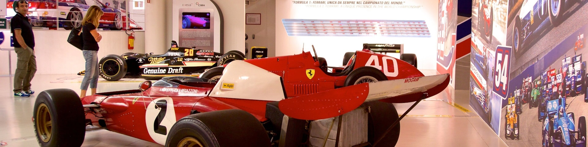Um carro de Fórmula 1 em uma exposição de museu.