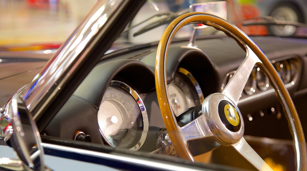 Museo Ferrari mostrando vistas interiores