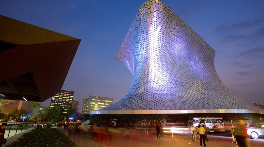 Museo Soumaya mostrando escenas nocturnas, arquitectura moderna y un parque o plaza