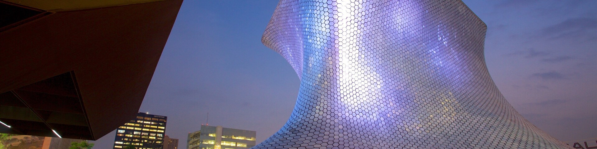 Museo Soumaya mostrando arquitectura moderna, una plaza y escenas nocturnas