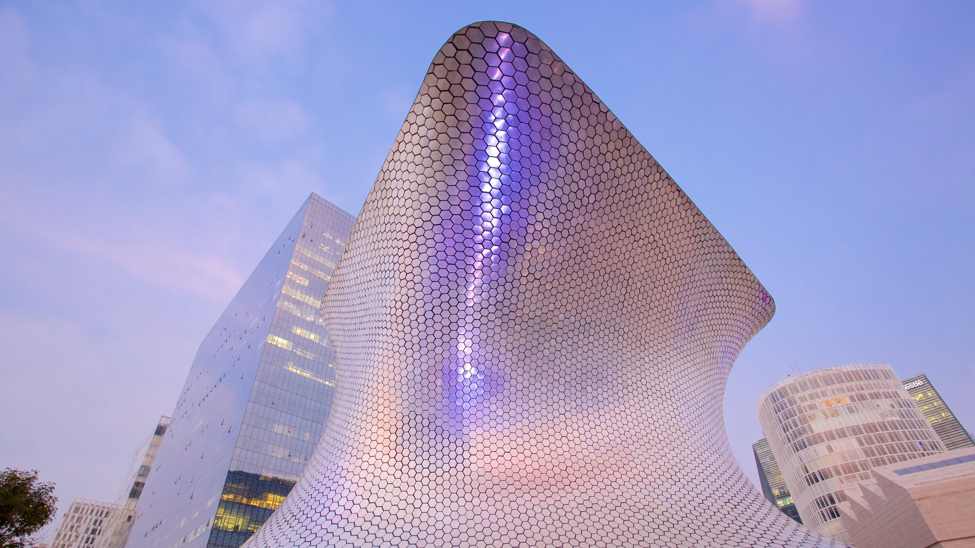 Museo Soumaya which includes a city and modern architecture