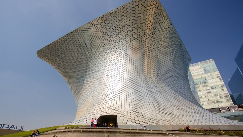 Museu Soumaya caracterizando arquitetura moderna e um parque